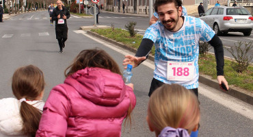 MOSTARSKI POLUMARATON Trči se preko 6 mostova, dolaze trkači iz 20 zemalja svijeta, a humanitarni dio ide za Minores...
