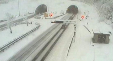 Snijeg, kiša, olujni vjetar i prometne nesreće usporili promet u Hrvatskoj