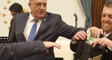 Milorad Dodik i harmonikaš