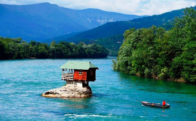 Kućica na rijeci Drini čije su slike obišle svijet