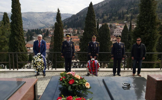 Odavanje počasti Jozi Leutaru
