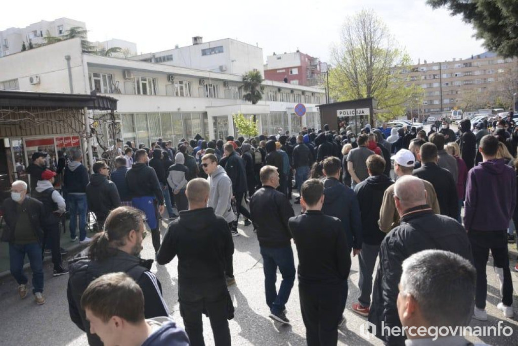 MOSTARCI PRED POLICIJOM Mirni prosvjed zbog premlaćivanja mladića
