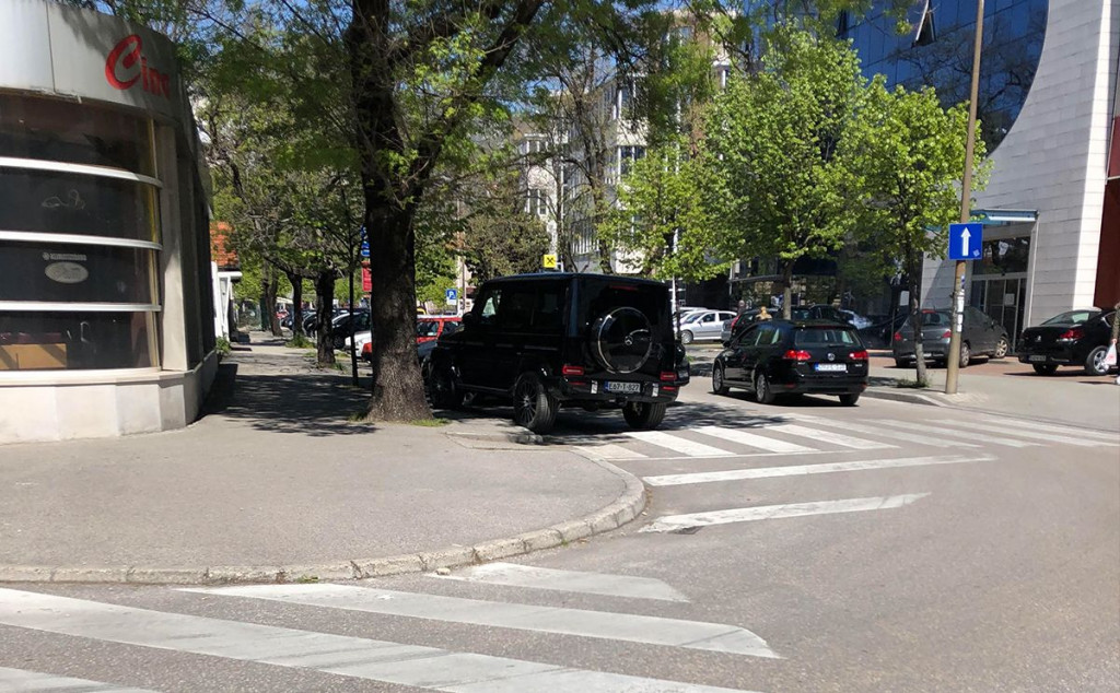 Ravnatelj s trotoara prešao na zebru