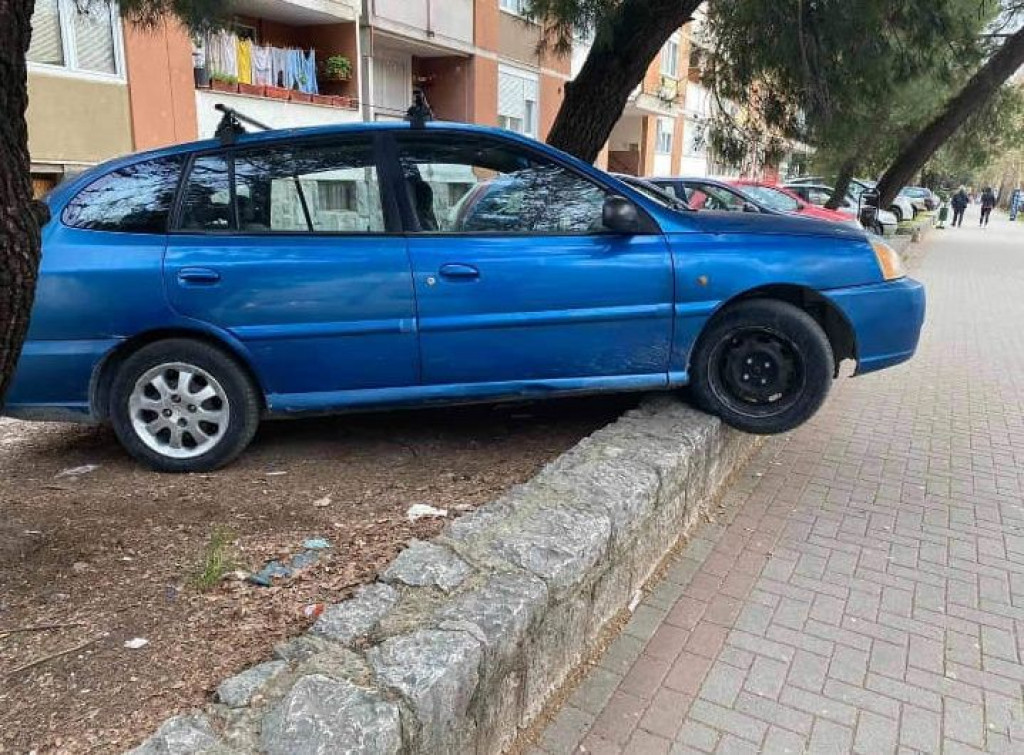 MOSTAR Elegantno parkiranje na Aveniji