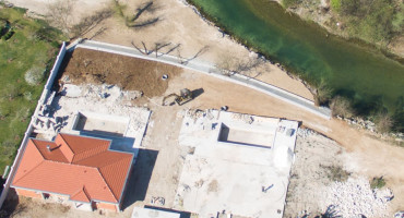 Nema radova u Malom Polju, Pekušić voza mali bager po placu