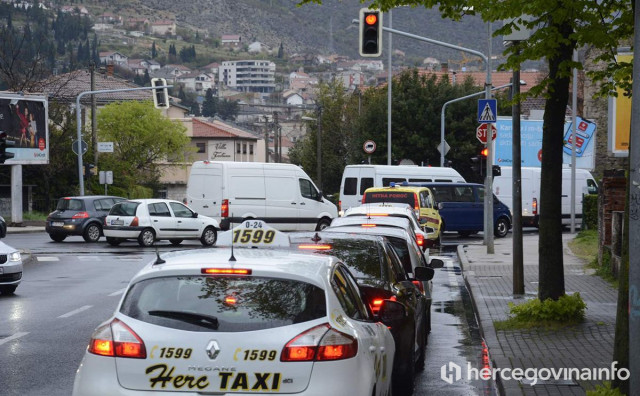 VOZAČI, STRPLJIVO Zbog radova skoro cijeli dan obustavljen promet u središtu Mostara