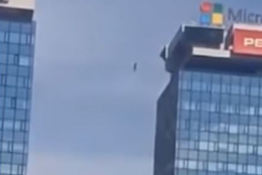 Muškarac hodao po žici između dva nebodera u Sarajevu