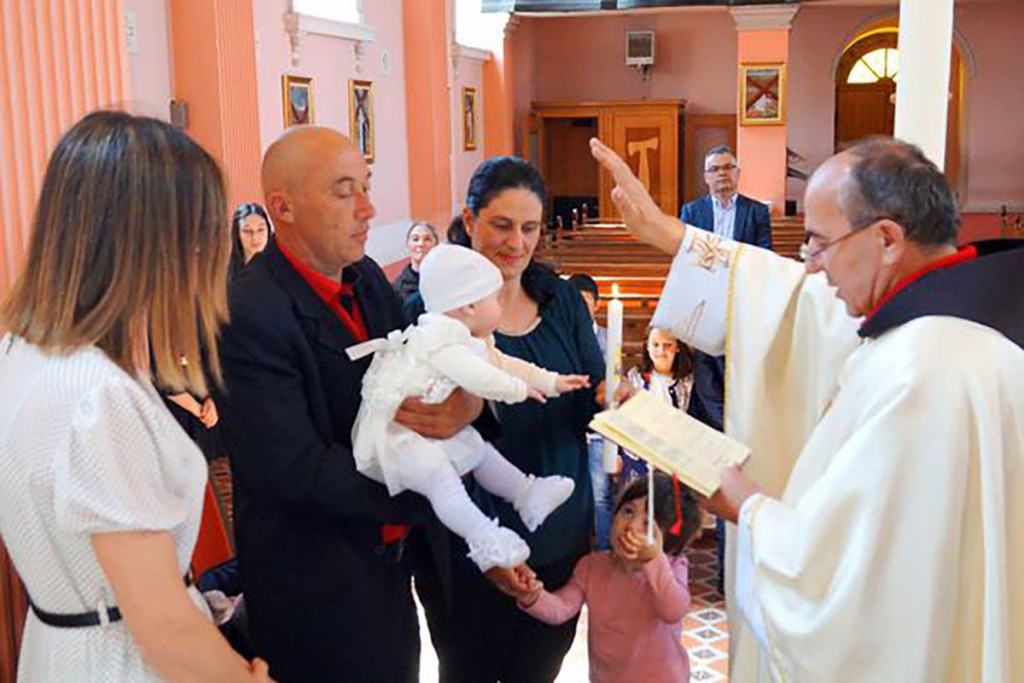 BOGATSTVO OBITELJI Kršteno osmo dijete bračnog para Kasalo, a šesnaesti član obitelji