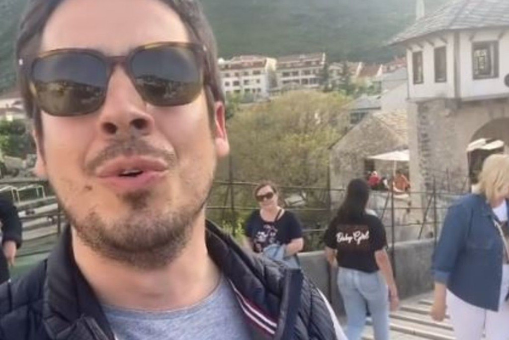 Poznati srpski pjevač zapjevao na Starom mostu