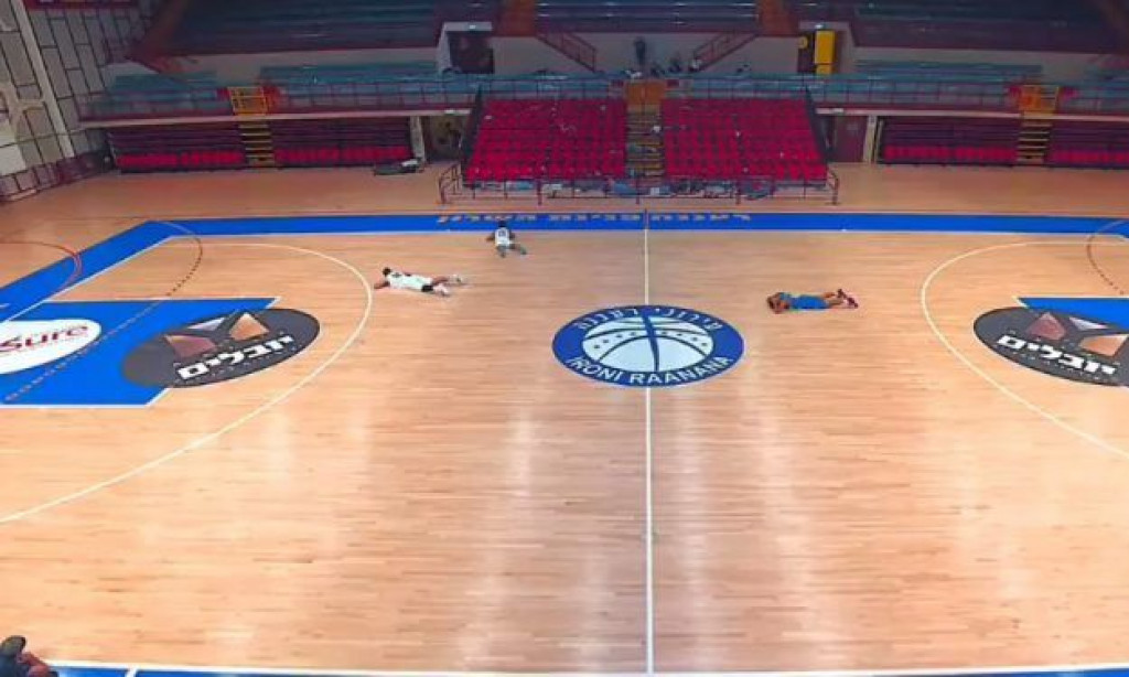 Utakmicu prekinuo alarm za raketni napad, košarkaši legli na parket