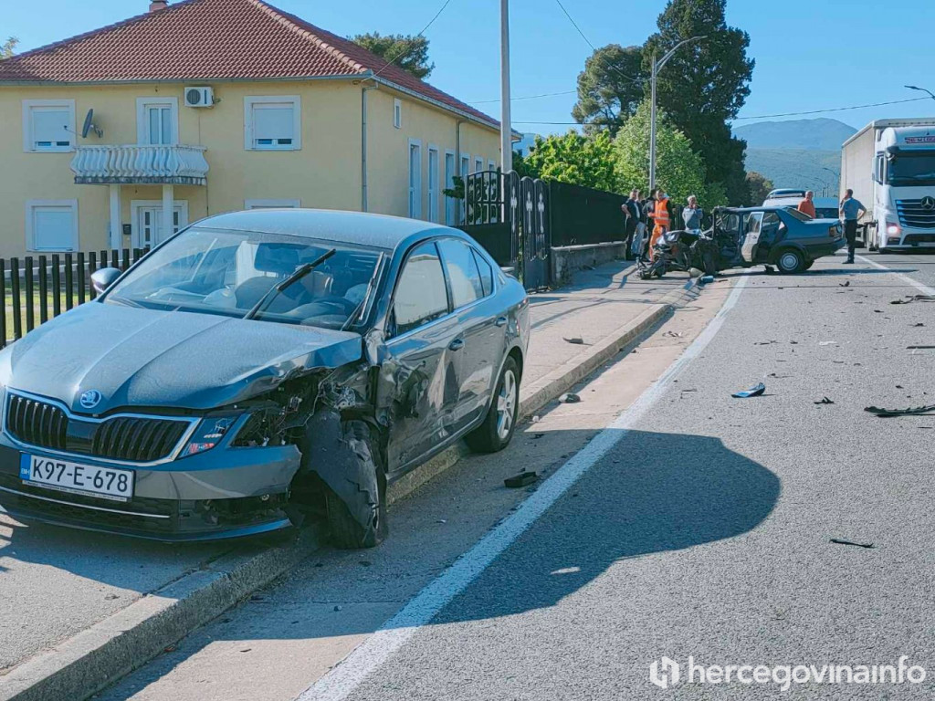 U prometnoj nesreći kod Mostara ozlijeđene najmanje dvije osobe