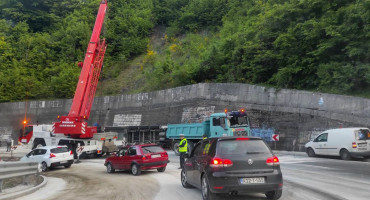 NEZGODA NA M-17 U prevrtanju cisterne ozlijeđen vozač i iscurila nafta