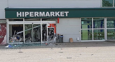BIH Raznijeli ulaz u tržni centar i odnijeli novac iz bankomata