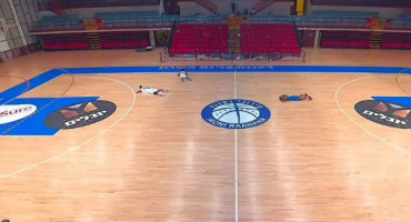 Utakmicu prekinuo alarm za raketni napad, košarkaši legli na parket