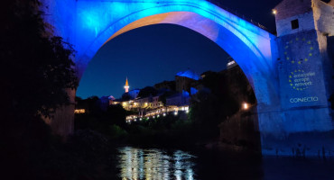 Stari most večeras osvijetljen u plavo