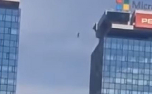 Muškarac hodao po žici između dva nebodera u Sarajevu