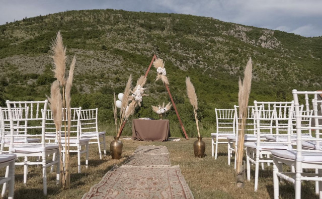 Slike ovog boho vjenčanja u okolici Mostara morate vidjeti