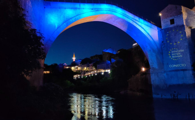 Stari most večeras osvijetljen u plavo