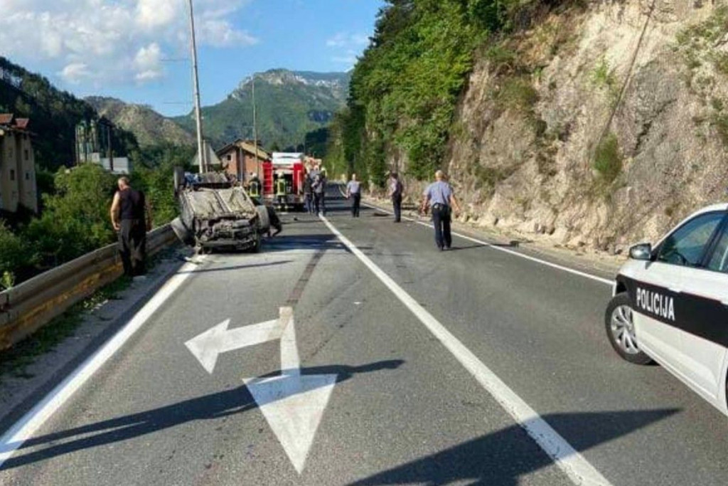 PROMETNA NESREĆA KOD KONJICA Automobil završio na krovu, ozlijeđene dvije osobe