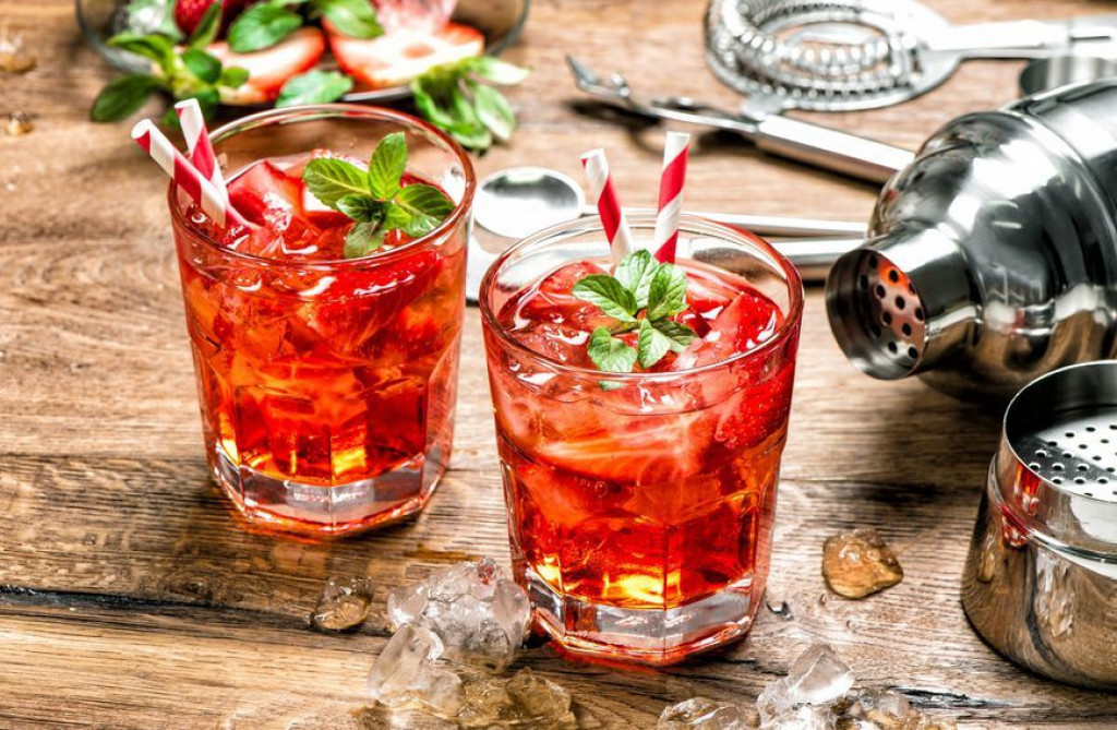 GIN TONIC S JAGODAMA Ljetna verzija mnogima omiljenog pića