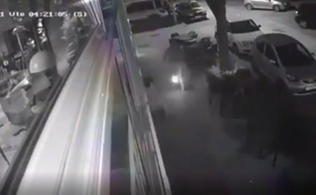 URNEBESNO Zapalio kafić u središtu Mostara i pri tome sebi nogavicu