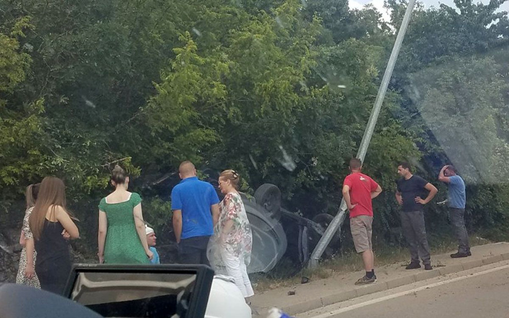 MOSTAR-ŠIROKI BRIJEG Udario u banderu i uništio auto