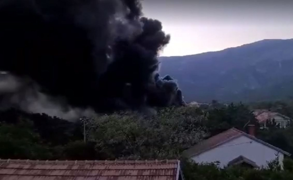 U Mostaru netko zapalio 'brdo' starih guma, vatrogasci se s požarom borili tri sata