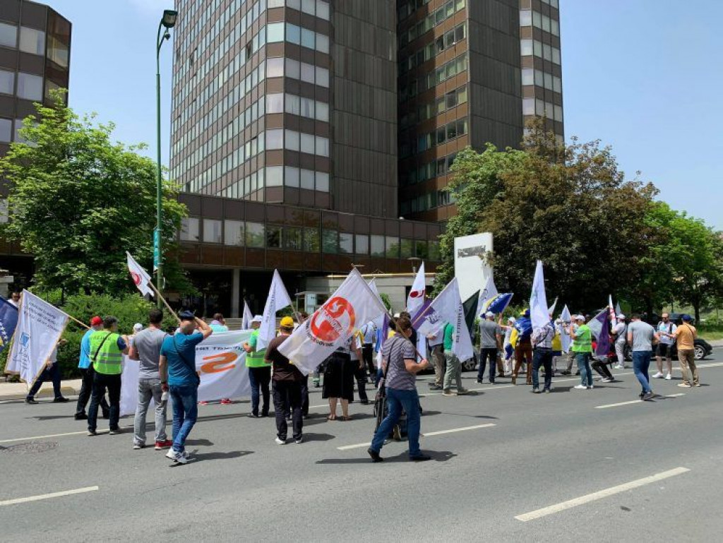 PORUKE ODNAROĐENIMA SVE GLASNIJE Fadile idi ti na rad u Njemačku, Fadile radi ti za 400 maraka, Fadile odlazi...
