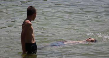 Hercegovci spas od vrućina potražili na kupalištima rijeka i bazenima