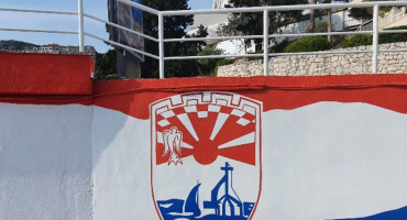 MURAL U NEUMU Jedrenjak, sunce, golubica i šahovnica