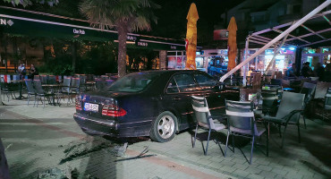 MOSTAR Autom upao na terase kafića