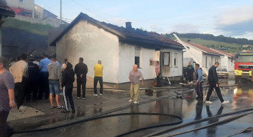GACKO Izgorjele dvije obiteljske kuće, jedna osoba ozlijeđena