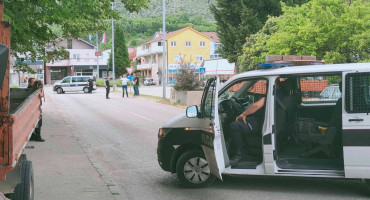 Pucnjava u Mostaru, oštećeni automobili i ugostiteljski objekt