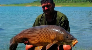 KAKAV ULOV Gruđanin na Ramskom jezeru ulovio šarana od 17,5 kilograma
