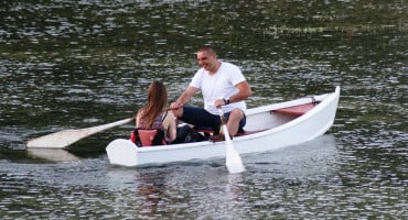 TA TVOJA BARKA MALA Na njima se pod vedrim hercegovačkim nebom prose djevojke, priređuju romantične večere, slave djevojačke i momačke...