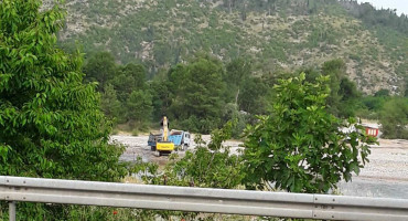 Stotine kamiona šljunka vade iz Neretve u Čapljini, a nitko nema dozvole