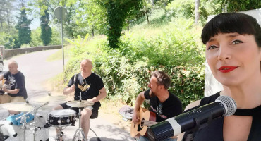 Turisti radostan dan