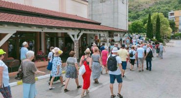 turisti, Mostar, drive in