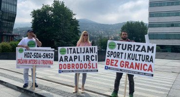 Turistički radnici prosvjeduju u Sarajevu, nose transparent 'HDZ-SDA-SNSD državni interesi ili trgovina'