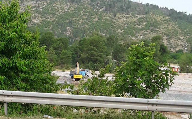 Stotine kamiona šljunka vade iz Neretve u Čapljini, a nitko nema dozvole