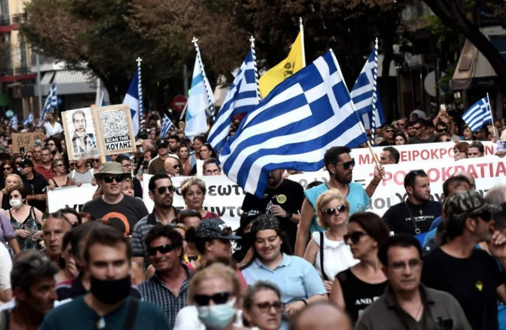 Građani Atene prosvjedovali protiv obaveznog cijepljenja, policija na njih suzavcem i vodenim topom