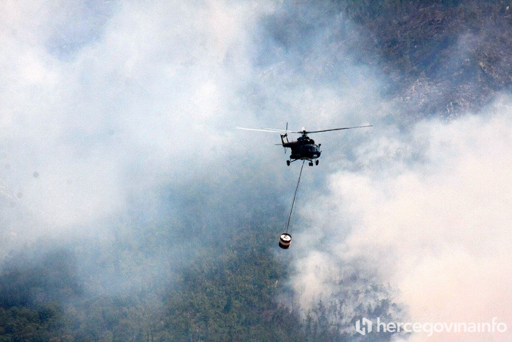 JABLANICA Helikopter Oružanih snaga BiH pomaže u gašenju požara