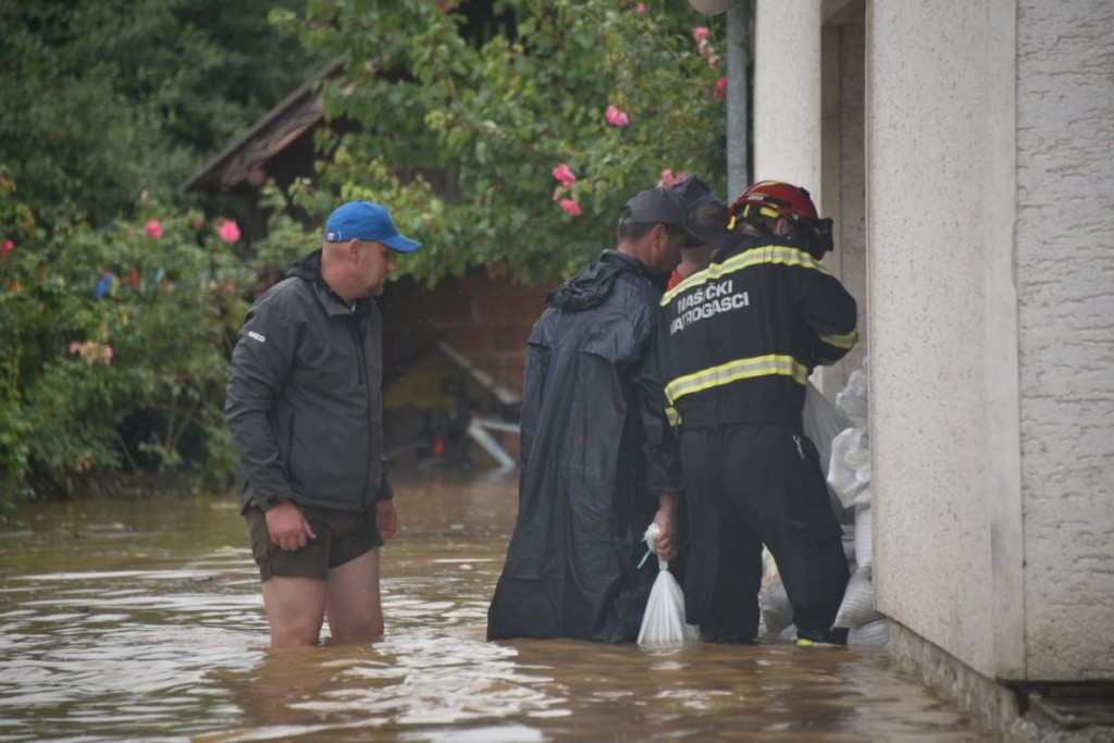 VODA PRODIRE U KUĆE Velika poplava u Slavoniji