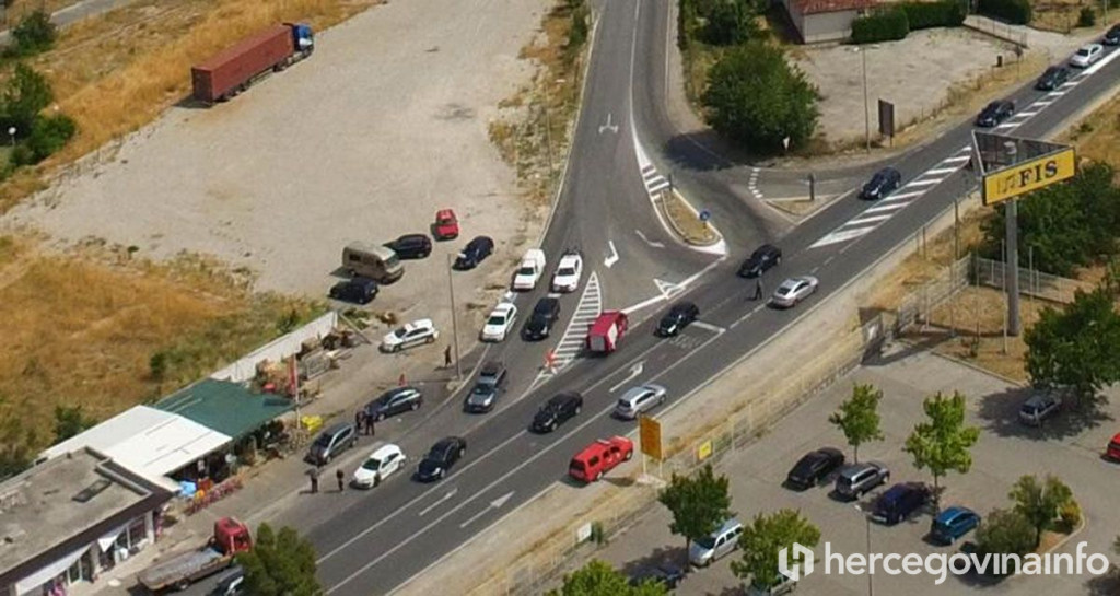 MOSTAR Sudar dva osobna i vatrogasnog vozila, jedna osoba ozlijeđena