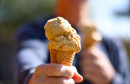 Sladoled u ruci