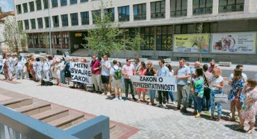 Više od stotinu doktora medicine i stomatologije prosvjedovalo pred Vladom u Mostaru