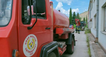 MOSTAR Grom udario u stablo u blizini kuće i izazvao požar