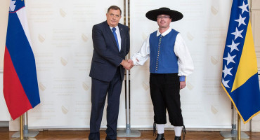 SLUŽBENI POSJET VELEPOSLANIKA ZEMLJE IZ EU Pred Dodika u narodnoj nošnji