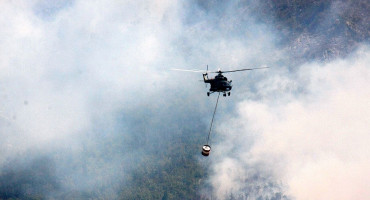 Više požara i u istočnoj Hercegovini, vatrogascima pomaže i helikopter