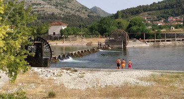 Ja znam jedan dolap. Crn, glomazan, truo... Njegovu sam škripu kao dijete čuo...